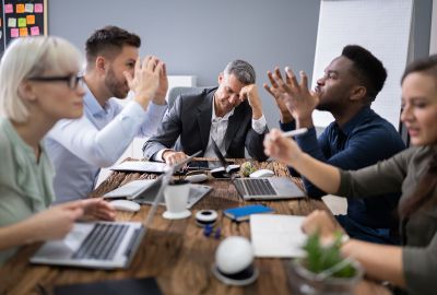 Conflit social en entreprise : comprendre, prévenir, et gérer les tensions collectives